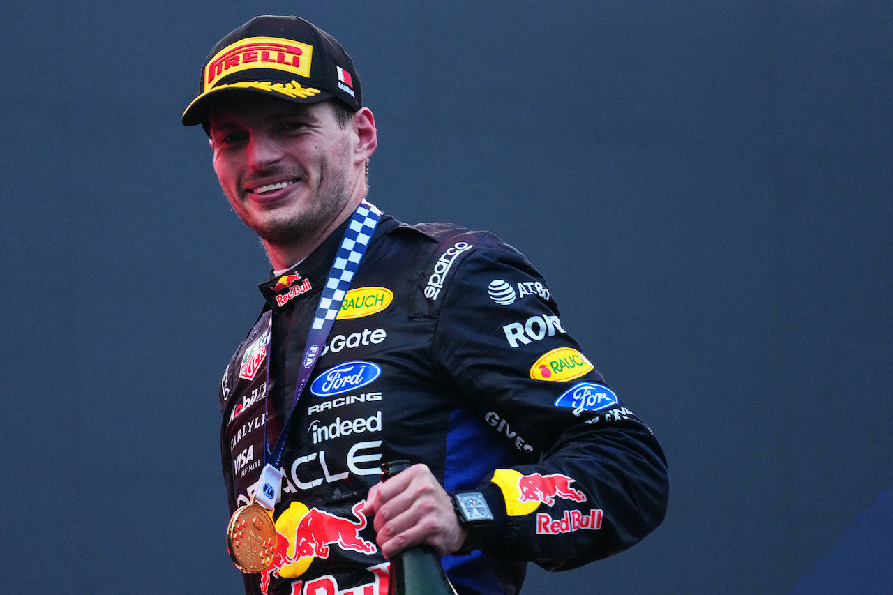 圖6_Max Verstappen佩戴冠軍獎牌、展露笑容，迎來2026 F1賽季的第一場勝利。（Red Bull提供）
